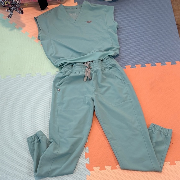 Figs Pants - Figs Women's Sage Green Drawstring Jogger Set